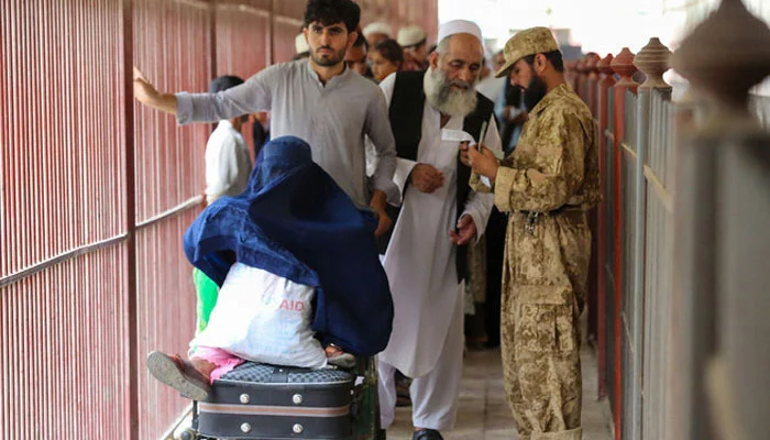 ابتک 2 لاکھ 7 ہزار 758 غیر قانونی افغان اپنے ملک جاچکے