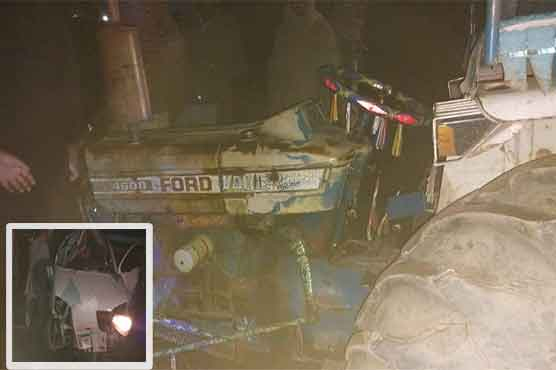 فیصل آباد میں مسافر بس کی کار اور ٹریکٹر کو ٹکر کے نتیجے میں 5 افراد جان کی بازی ہار گئے