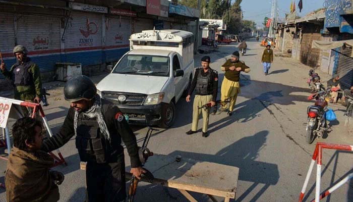 ڈی آئی خان میں پولیس وین پر دستی بم حملہ،4 اہلکار شہید ، تین زخمی