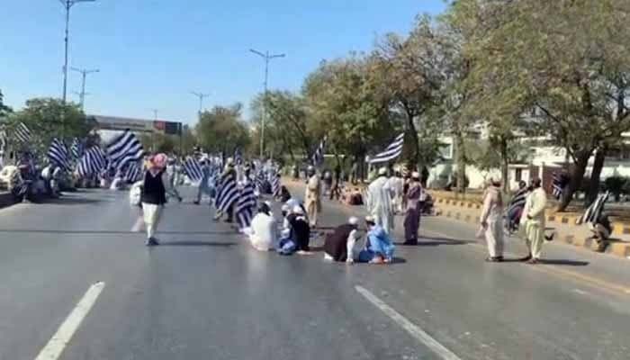 مبینہ انتخابی دھاندلی ، جے یو آئی کا شارع فیصل اور ٹول پلازہ پر احتجاج ٹریفک شدید متاثر