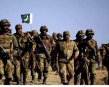 سکیورٹی فورسز نے بلوچستان کے علاقے پنجگور میں انٹیلی جنس بیسڈ آپریشن کر کے ایک دہشت گرد کو ہلاک اور دو کو زخمی کر دیا۔ پاک فوج کے شعبہ تعلقات عامہ آئی ایس پی آر کے مطابق سکیورٹی فورسز نے 20 اور 21 مارچ کی درمیان شب پنجگور میں دہشت گردوں کی موجودگی کی مصدقہ اطلاع پر آپریشن کیا۔ آئی ایس پی آر کے مطابق انٹیلی جنس بیسڈ آپریشن میں دہشت گرد چاکر لیاقت ہلاک اور 2 دہشت گرد زخمی ہوئے۔ گوادر پورٹ اتھارٹی کالونی پر دہشتگرد حملہ ناکام، 2 جوان شہید، 8 دہشتگرد ہلاک   یاد رہے کہ گزشتہ روز بھی سکیورٹی فورسز نے گوادر پورٹ اتھارٹی پیک کالونی میں دہشت گردوں کا حملہ ناکام بناتے ہوئے 8 دہشت گردوں کو جہنم واصل کیا تھا جبکہ 2 جوان شہید ہوئے تھےپاک فوج کے شعبہ تعلقات عامہ کے مطابق ہلاک دہشت گرد کے قبضے سے اسلحہ اور گولہ بارود بھی برآمد ہوا۔