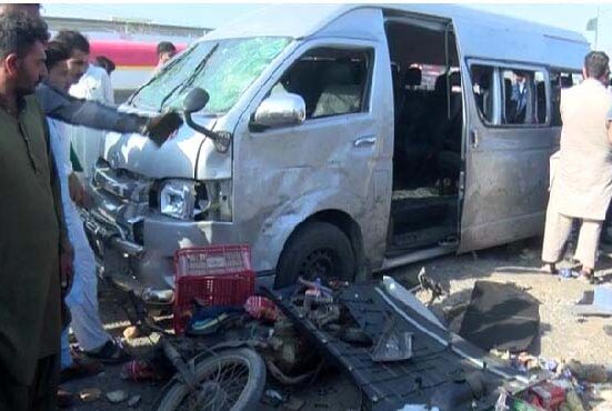 کراچی ، غیر ملکی شہریوں کو لے جانیوالی گاڑی پر حملہ ،2 دہشتگرد ہلاک