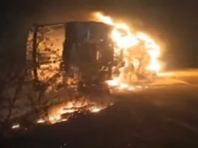 کوئٹہ جانیوالی مسافر کوچ میں آتشزدگی ،2 جاں بحق ،اموات بڑھنے کا خدشہ