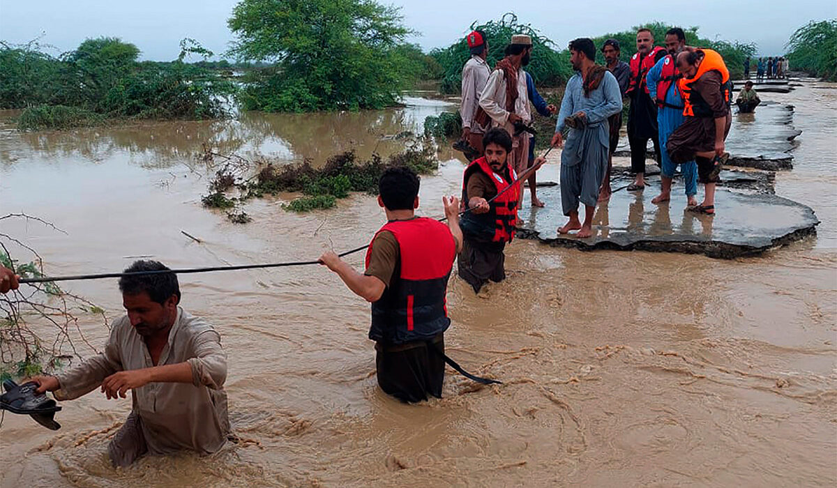 کوہ سلیمان رینج میں بارش اور لینڈ سلائیڈنگ ، کئی گاڑیاں پھنس گئیں ، اموات کی تعداد 6 ہوگئی