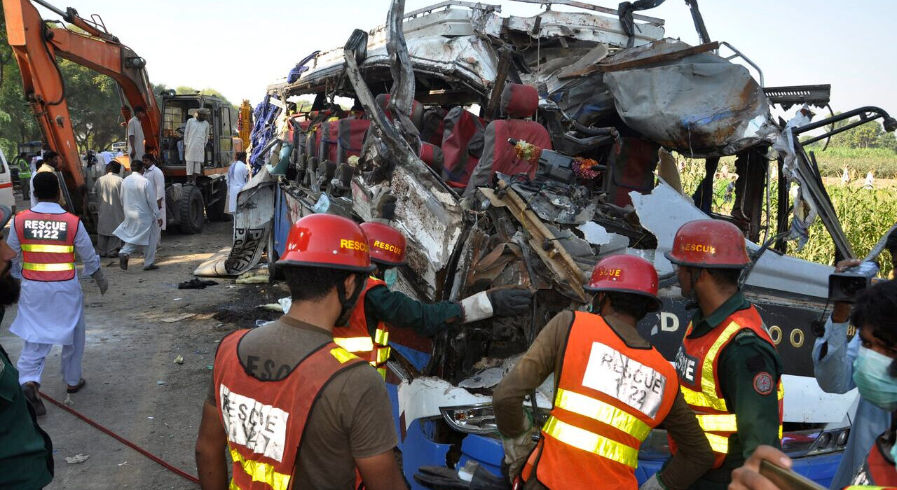 سیالکوٹ میں کار کی موٹرسائیکل کو ٹکر ، 5 افراد جاں بحق