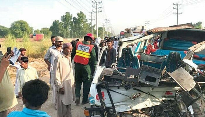 بھکر ، ناصر آباد کے قریب وین ٹرک سے ٹکرا گئی ، 5 افراد جاں بحق