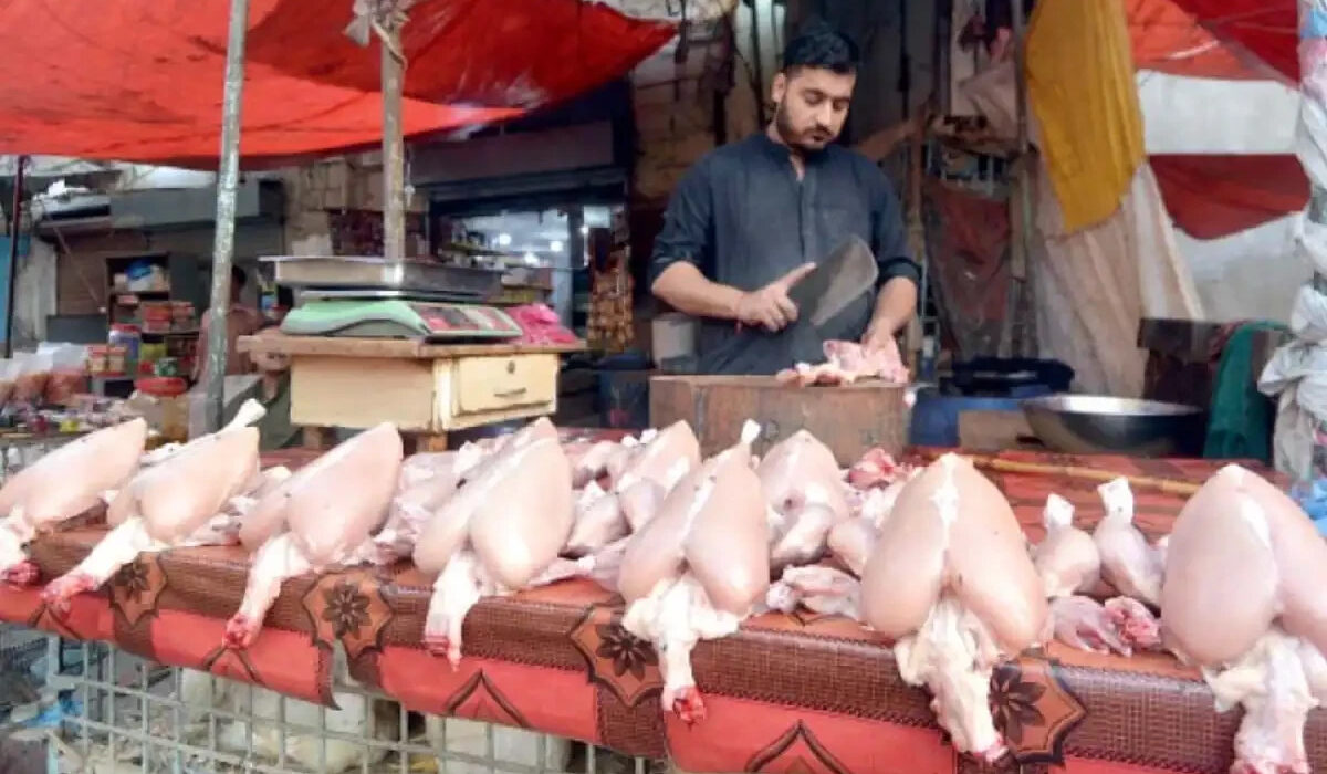 لاہور میں مرغی کے گوشت کو بھی پر لگ گئے