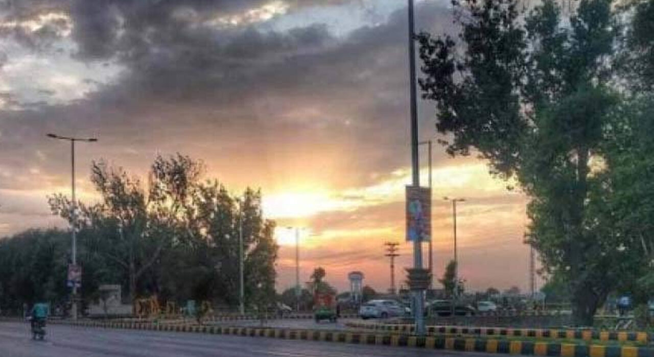 لاہور میں سورج اور بادلوں کی آنکھ مچولی ، ابررحمت کا بھی امکان