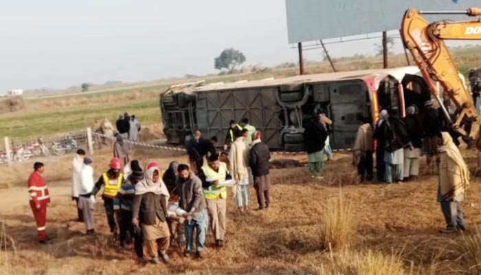 اٹک اور نوشہرو فیروز میں ٹریفک حادثات، 16 افراد جاں بحق، 26 زخمی