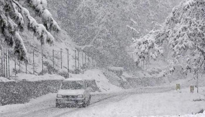 ملک بھر میں بادلوں نے رنگ جما دیا، ابر رحمت اور برفباری سے نظارے حسین