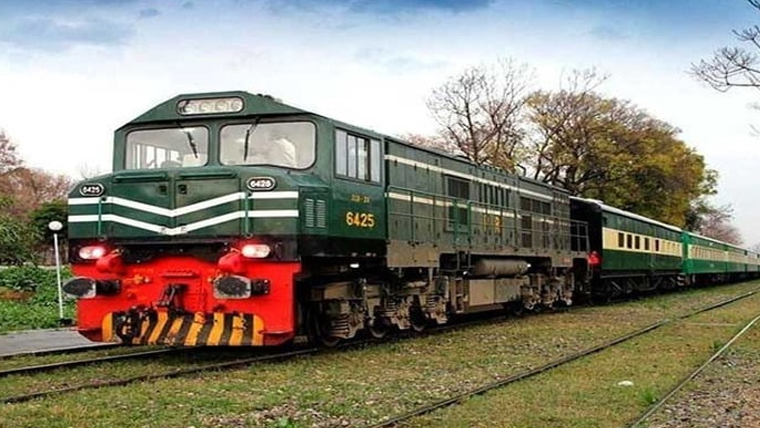 خراب موسم، کراچی جانے والی ٹرینیں گھنٹوں تاخیر کا شکار