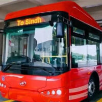 میٹرو بس میں اسٹیشن کے قریب اچانک خوفناک آگ بھڑک اٹھی