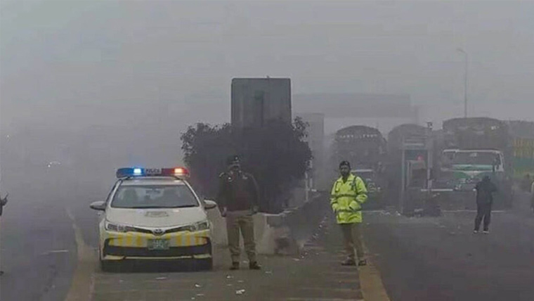 پنجاب کے میدانی علاقوں میں دھند کا راج، موٹروے کئی مقامات سے بند