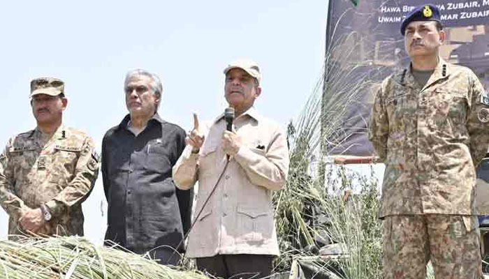 تاریخ یاد رکھے گی پاک فوج نے چند گھنٹوں میں دشمن کی جارحیت کوناکام بنایا: وزیراعظم