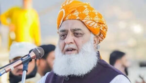 مولانا فضل الرحمٰن دینی حلقوں میں بتدریج اپنی سیاسی اور اخلاقی حمایت کھوتے دکھائی دے رہے