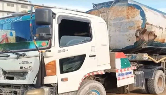 حیدر آباد: واٹر ٹینکر کی 3 گاڑیوں کو ٹکر ،1 شخص جاں بحق، 8 زخمی