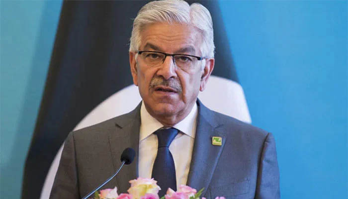 قومی سلامتی کمیٹی اجلاس: صحافی کے سوال پر خواجہ آصف کی کانوں کو ہاتھ لگاکر معذرت