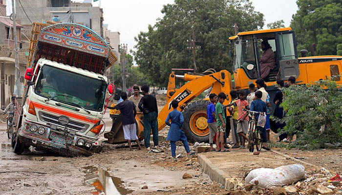 کراچی، کئی علاقوں میں خراب سڑکوں کے باعث شہری مشکلات کا شکار