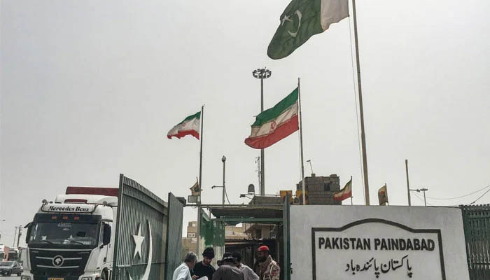 پاکستان کا ایران سے سفارتی عملہ واپس بلانے پر غور