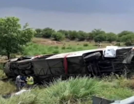 موٹروے پر تیز رفتار بس الٹنے سے 5 مسافر جاں بحق، 8 زخمی