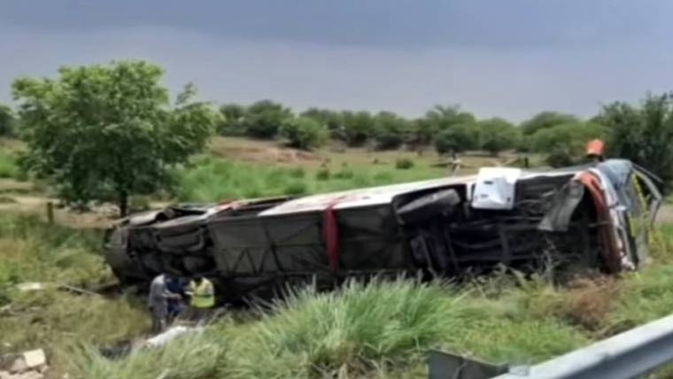 موٹروے پر تیز رفتار بس الٹنے سے 5 مسافر جاں بحق، 8 زخمی