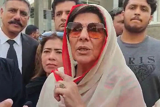 بانی پی ٹی آئی کے کیسز کا ایک ہی بندہ آرڈر دیتا ہے: علیمہ خان