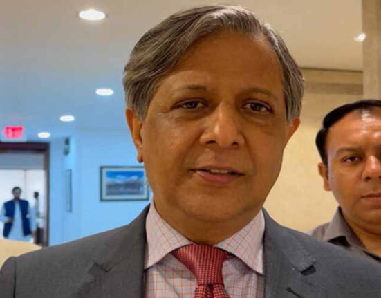 کرسیاں مارنا، مائیک اکھاڑنا، لڑنا جھگڑنا احتجاج نہیں، اعظم نذیر تارڑ