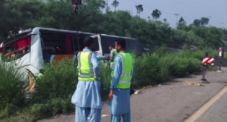 چکوال: مسافر بس کھائی میں جا گری، 8 افراد جاں بحق، 18 زخمی