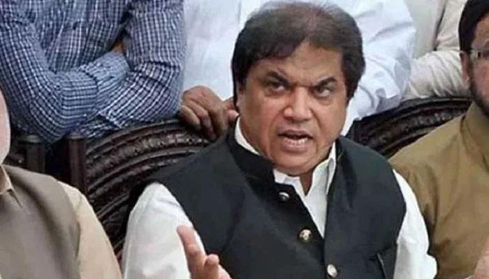 وزیر ریلوے کا اچانک راولپنڈی اسٹیشن کا معائنہ، گندگی اور ناکافی سہولتوں پر برہم