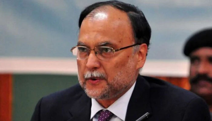مریم نواز ہیلتھ کلینکس کیلئے 8 الٹرا ساؤنڈ مشینیں فراہم کر دیں: احسن اقبال