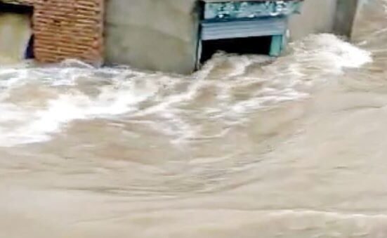 جڑواں شہروں میں 230ملی میڑ بارش، نالے بپھر گئے، گاڑیاں بہہ گئیں، انخلا کا حکم