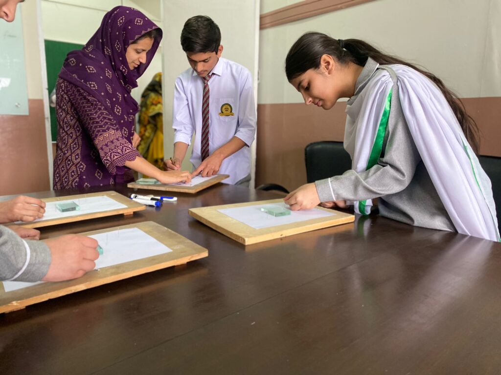 ٹیلی کام فاؤنڈیشن اسکول سسٹم کا انقلابی قدم، اپنے تمام اساتذہ سے پرفارمنس بونڈ پر دستخط کروادیئے