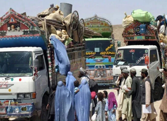 افغان مہاجرین کی بےدخلی کا عمل شروع، وزارت داخلہ کا نوٹیفکیشن بھی آگیا