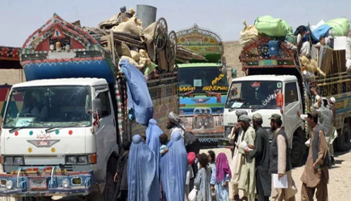 افغان مہاجرین کی بےدخلی کا عمل شروع، وزارت داخلہ کا نوٹیفکیشن بھی آگیا