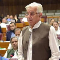 بذریعہ سڑک ایران جانے پر جائز وجوہات کے سبب پابندی عائد کی: خواجہ آصف