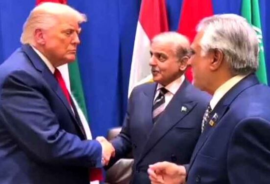 وزیراعظم شہباز شریف کی ڈونلڈ ٹرمپ سے غیر رسمی ملاقات، گرمجوشی سے مصافحہ