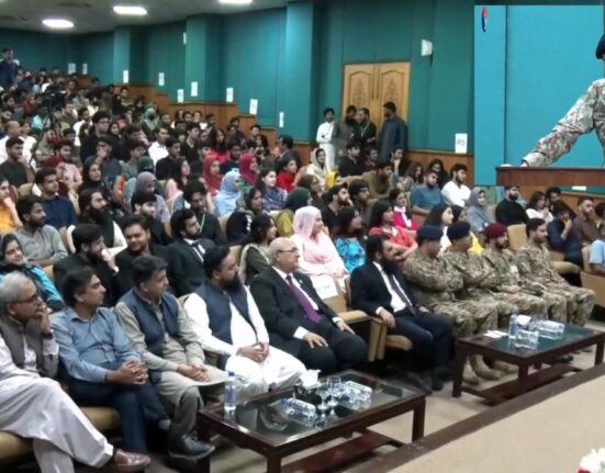 ڈی جی آئی ایس پی آر کا فاسٹ یونیورسٹی اسلام آباد کا دورہ ،طلبہء اور اساتذہ سے خصوصی نشست