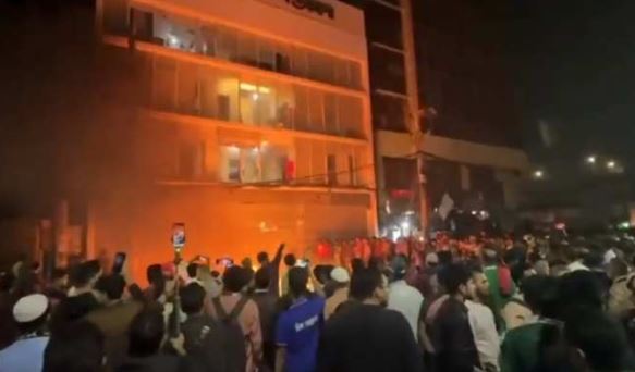 بنگلہ دیش: بھارت کیخلاف مظاہرے، عوامی لیگ اور میڈیا کے دفاتر نذر آتش