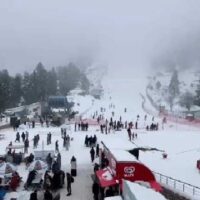 سوات میں موسم سرما کی پہلی برف باری، سیاحوں نے مالم جبہ کا رخ کر لیا