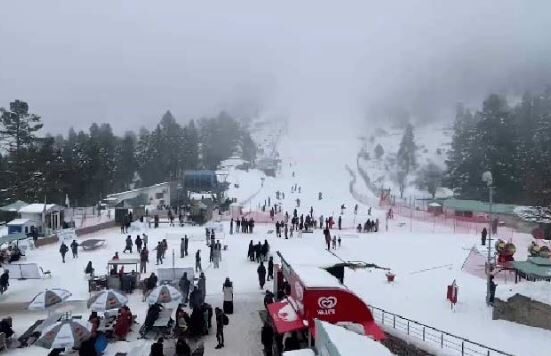 سوات میں موسم سرما کی پہلی برف باری، سیاحوں نے مالم جبہ کا رخ کر لیا