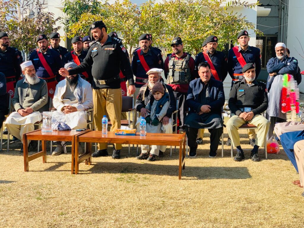 سوات: محکمہ پولیس سے ریٹائر ہونے والے ہیڈ کانسٹیبل رحیم باچا کے اعزاز میں الوداعی تقریب