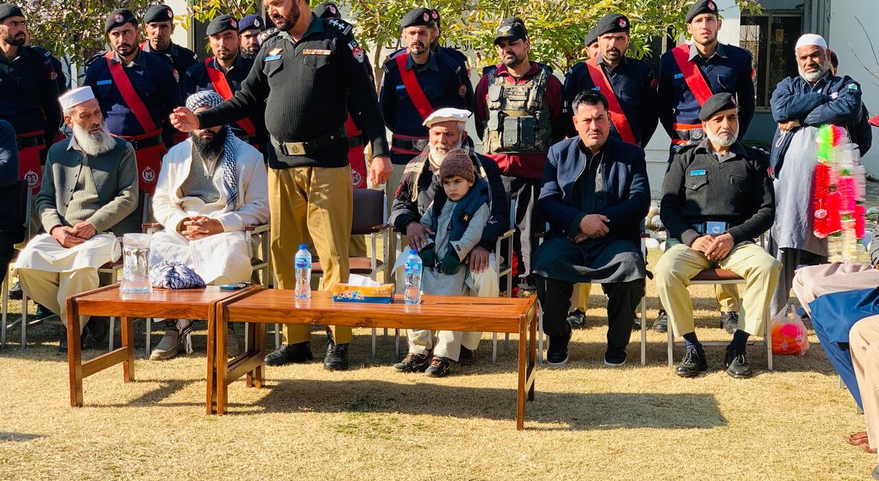 سوات: محکمہ پولیس سے ریٹائر ہونے والے ہیڈ کانسٹیبل رحیم باچا کے اعزاز میں الوداعی تقریب