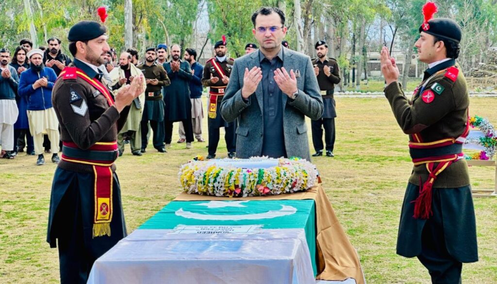ڈی ائی خان چیک پوسٹ پر دہشت گردوں کے حملے میں شہید ہونے والے ایف سی اہلکار امجد علی کی نمازِ جنازہ ادا، ڈی پی او کی شرکت