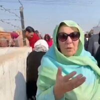 بانی پی ٹی آئی عمران خان کی بہن نورین نیازی زیر تعمیر سیوریج لائن میں گر کر زخمی