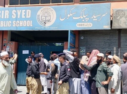 جی بی اے 2 پولنگ اسٹیشن نمبر 403 پر لیگی کارکنان اور جیالوں میں جھگڑا