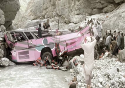 بلوچستان اور پختونخوا کی سرحد پر کوچ گہری کھائی میں گرنے سے 40 مسافر جاں بحق، کئی زخمی